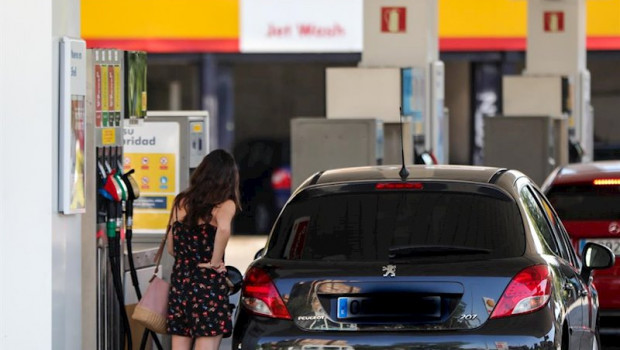 ep personas ponen gasolina en sus coches en una gasolinera de madrid