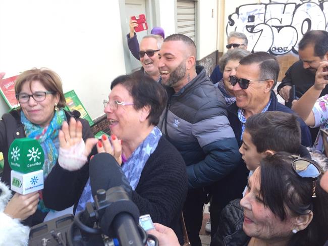 Premiadas lotería de navidad 'Gordo0 2017 calle marmoles la biznaga málaga | EUROPA PRESS ep premiadas loterianavidad gordo0 2017 calle marmolesbiznaga malaga
