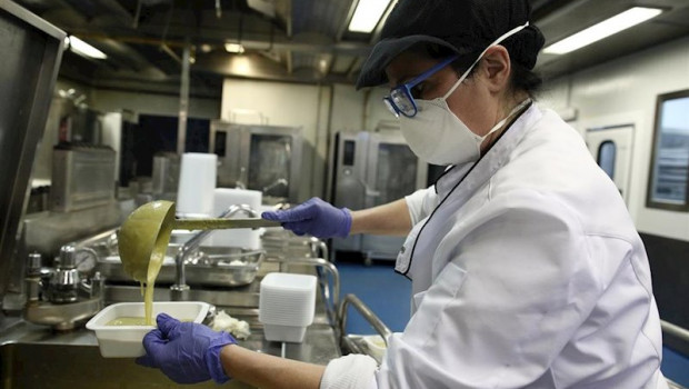 ep teresa ayudante de cocina que colabora con comedores blancos prepara menus dirigido a 600 menores