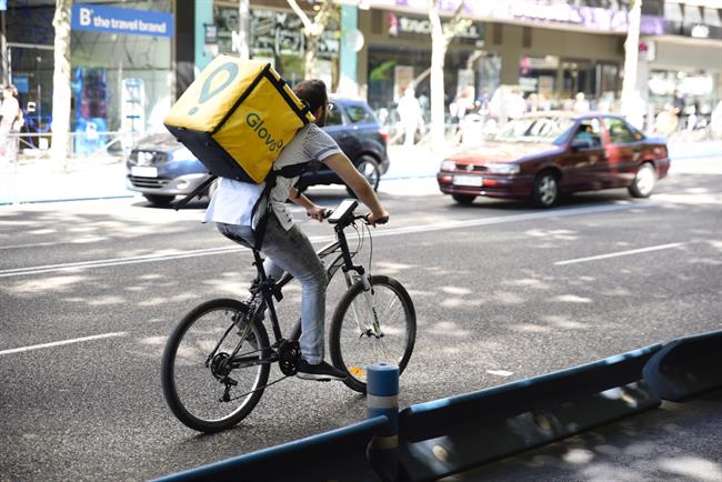 Decenas de repartidores de Glovo protestan por la muerte de un compañero