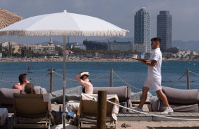 ep turistas en las inmediaciones del hotel w a 5 de agosto de 2024 en barcelona cataluna espana