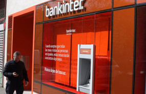 ep un cajero del banco bankinter en una de sus oficinas de madrid