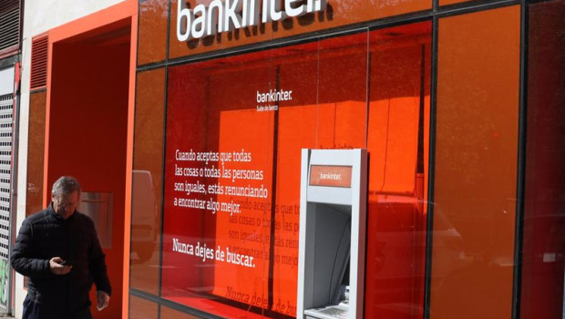 ep un cajero del banco bankinter en una de sus oficinas de madrid