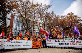 ep un grupo de personas con pancartas y banderas durante una manifestacion del sector del automovil