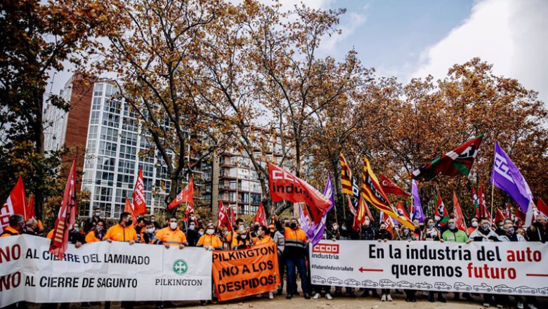 Un grupo de personas con pancartas y banderas durante una manifestación del sector del automóvil, frente al Ministerio de Industria, Comercio y Turismo, a 22 de noviembre de 2021, en Madrid, (España). | Carlos Luján - Europa Press ep un grupo de personas con pancartas y banderas durante una manifestacion del sector del automovil