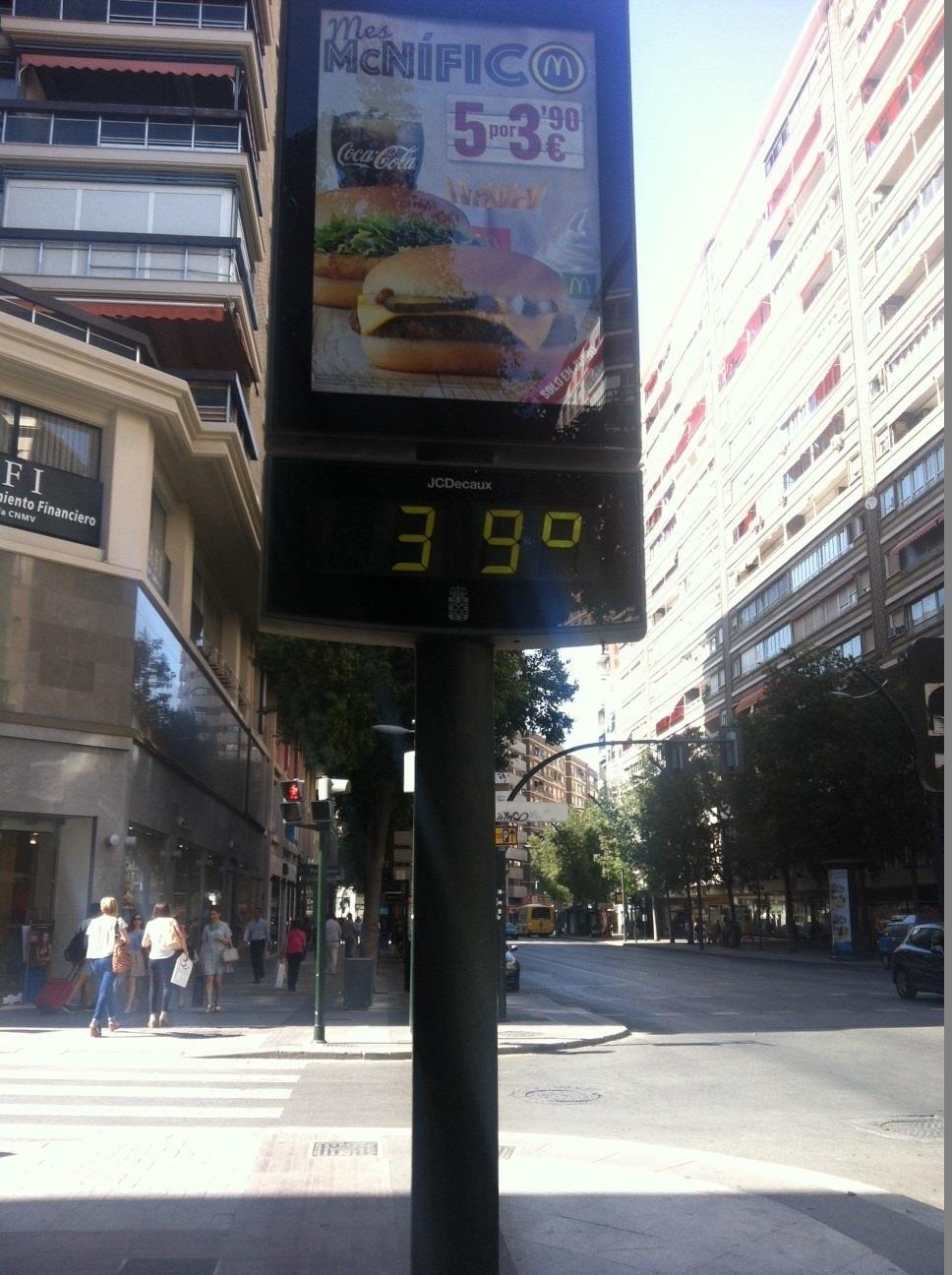 Un termómetro marca 39 grados centígrados en la Gran Vía de Murcia | EUROPA PRESS ep un termometro marca 39 grados centigradosla gran viamurcia