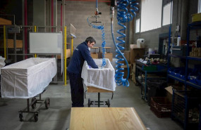 ep un trabajador de la empresa eurocoffin la fabrica de ataudes de serveis funeraris de barcelona
