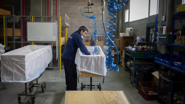 ep un trabajador de la empresa eurocoffin la fabrica de ataudes de serveis funeraris de barcelona