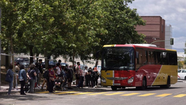 ep una fila de pasajeros espera para subirse a un autobus