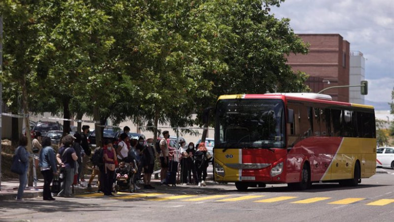 ep una fila de pasajeros espera para subirse a un autobus ep una fila de pasajeros espera para subirse a un autobus