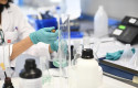 ep una investigadora trabajando en el laboratorio regional de salud publica de la comunidad de