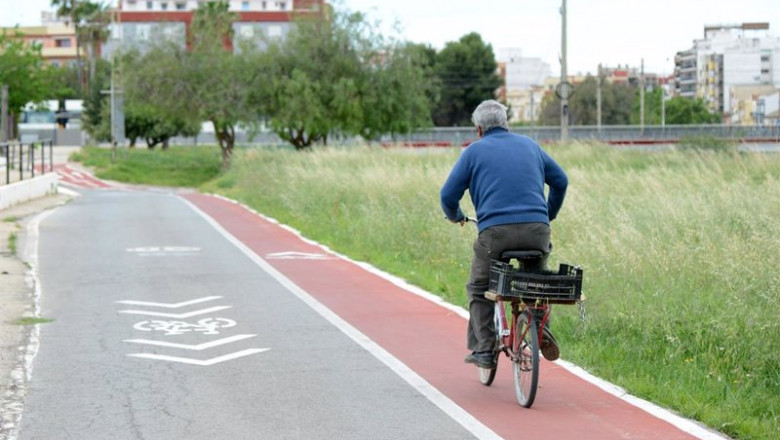 Una persona andando en bicicleta. | AYUNTAMIENTO DE PAIPORTA ep una persona andando en bicicleta