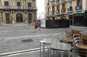 ep una persona corriendo en la plaza del ayuntamiento de pamplona en el primer dia en que se permite