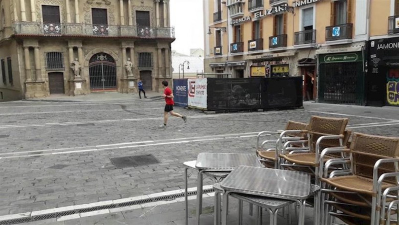 ep una persona corriendo en la plaza del ayuntamiento de pamplona en el primer dia en que se permite ep una persona corriendo en la plaza del ayuntamiento de pamplona en el primer dia en que se permite