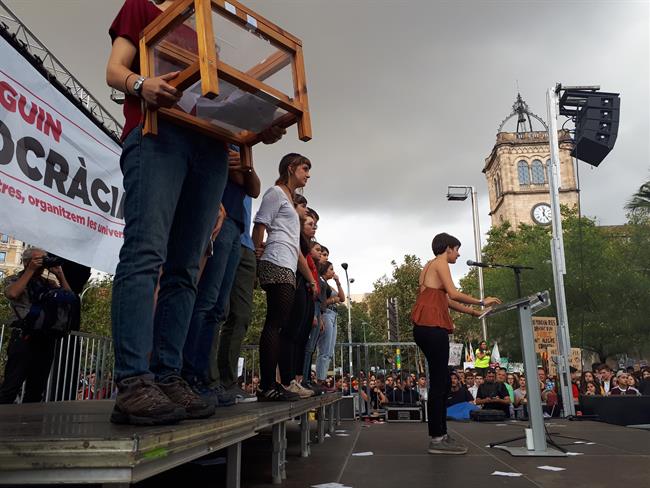 Urna en la manifestación de estudiantes por el referéndum en Barcelona | EUROPA PRESS ep urnala manifestacionestudiantesreferendumbarcelona