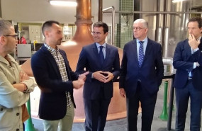 ep visita del alcalde de granada francisco cuenca a la planta de mahou san miguel