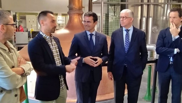 ep visita del alcalde de granada francisco cuenca a la planta de mahou san miguel