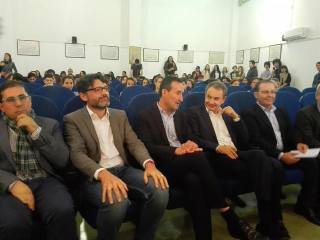 Zapatero, segundo por la derecha, habla con el alcalde de Elche, Carlos González | EUROPA PRESS ep zapatero segundola derecha hablaalcaldeelche carlos gonzalez