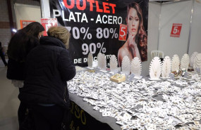 ep archivo   anillos y pendientes de bisuteria y plata en una feria de stock de mercancias