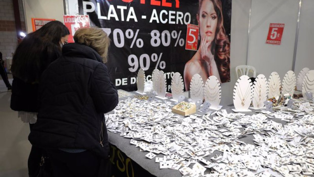 ep archivo   anillos y pendientes de bisuteria y plata en una feria de stock de mercancias