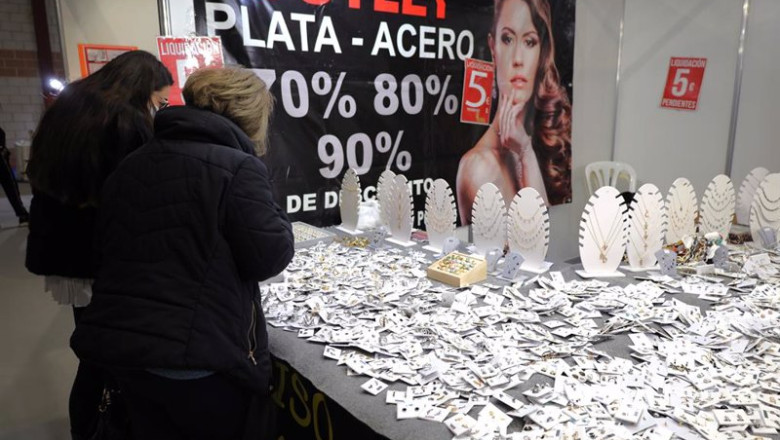 ep archivo anillos y pendientes de bisuteria y plata en una feria de stock de mercancias ep archivo anillos y pendientes de bisuteria y plata en una feria de stock de mercancias