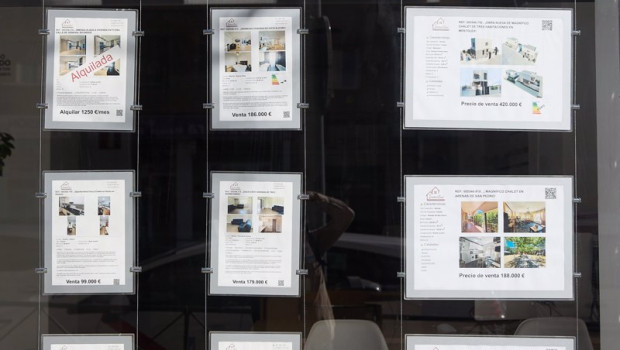 ep archivo   anuncios de pisos en venta en una inmobiliaria a 13 de abril de 2024 en madrid espana 20250603103303
