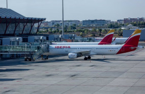 ep archivo aviones de iberia en la pista de la terminal ep archivo aviones de iberia en la pista de la terminal