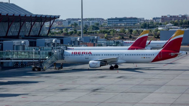 ep archivo   aviones de iberia en la pista de la terminal