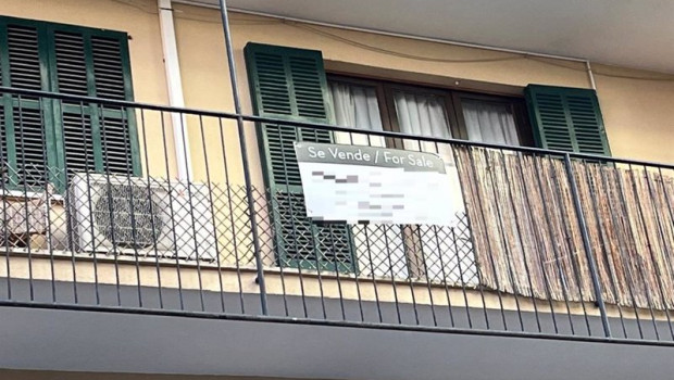 ep archivo cartel de se vende en el balcon de un piso en palma ep archivo cartel de se vende en el balcon de un piso en palma