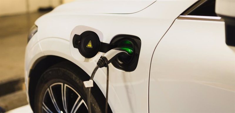 Archivo - Coche eléctrico enchufado a un cargador | SUMAUTO - Archivo ep archivo coche electrico enchufado a un cargador