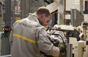 ep archivo   detalle de un trabajador de una fabrica de renault