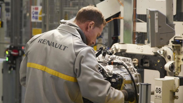 ep archivo   detalle de un trabajador de una fabrica de renault