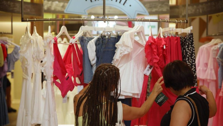 ep archivo   dos mujeres miran varias prendas de ropa de la tienda de shein