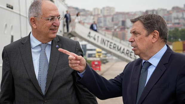 ep archivo   el ministro de agricultura pesca y alimentacion luis planas d y el comisario europeo de