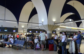 ep archivo   pasajeros en el aeuropuerto de sevilla