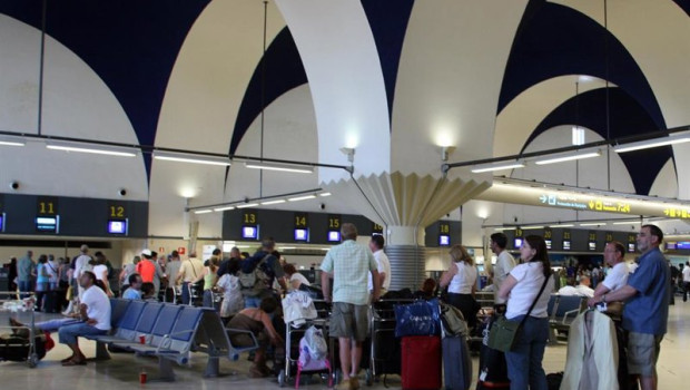 ep archivo   pasajeros en el aeuropuerto de sevilla