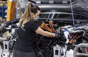 ep archivo   produccion de un vehiculo en la planta de seat en martorell barcelona en una imagen de