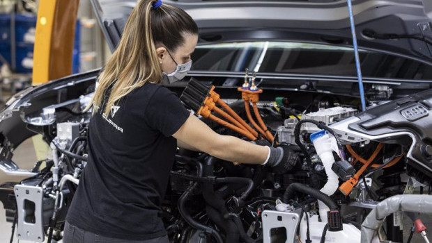 ep archivo   produccion de un vehiculo en la planta de seat en martorell barcelona en una imagen de