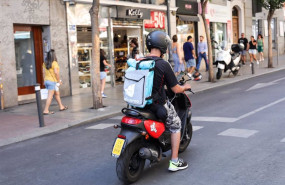 ep archivo   rider de deliveroo por las calles de madrid espana