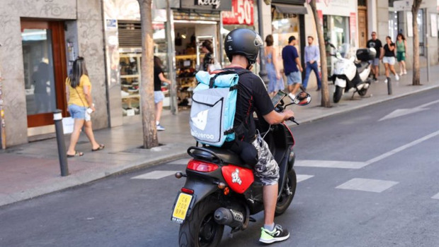 ep archivo   rider de deliveroo por las calles de madrid espana