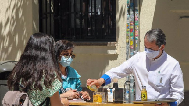 ep archivo   un camarero sirve un refresco a dos personas en una terraza a 7 de mayo de 2021 en