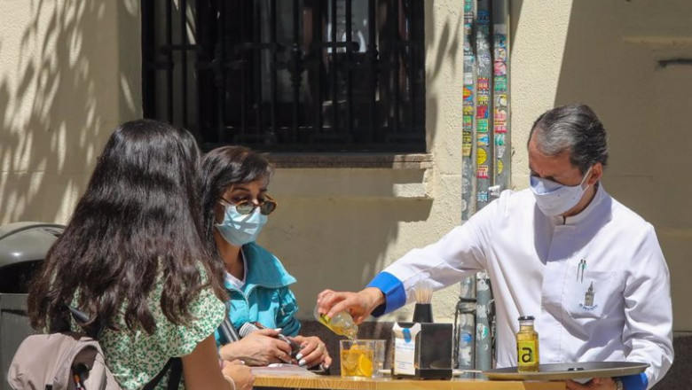 Marta Fernández Jara - Europa Press - Archivo ep archivo un camarero sirve un refresco a dos personas en una terraza a 7 de mayo de 2021 en