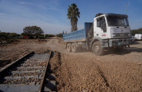 ep archivo   un camion trabaja en el arreglo de vias de tren