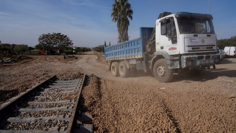 ep archivo un camion trabaja en el arreglo de vias de tren ep archivo un camion trabaja en el arreglo de vias de tren