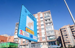 ep archivo   un cartel anuncia la zona de bajas emisiones zbe en plaza eliptica