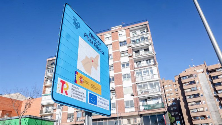 ep archivo un cartel anuncia la zona de bajas emisiones zbe en plaza eliptica ep archivo un cartel anuncia la zona de bajas emisiones zbe en plaza eliptica