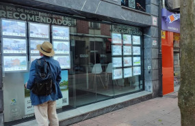 ep archivo un hombre mira anuncios de una agencia inmobiliaria en oviedo ep archivo un hombre mira anuncios de una agencia inmobiliaria en oviedo