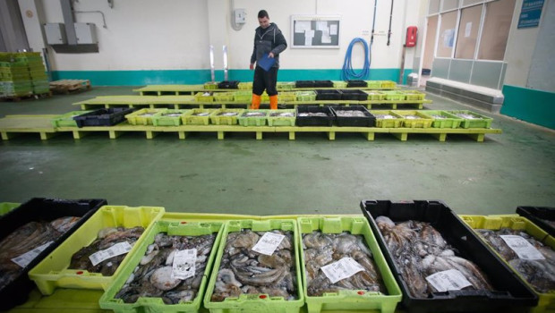 ep archivo   un operario de la lonja trabaja tras una salida a faenar del barco marineiro 2 a 27 de
