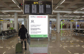ep archivo   un pasajero en el aeropuerto de palma de mallorca islas baleares espana