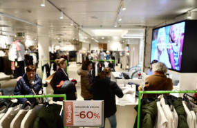 ep archivo   varias personas compran en el centro comercial el corte ingles gran via